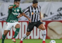 Gabriel Menino e Hulk disputam bola em jogo entre Palmeiras x Atlético-MG