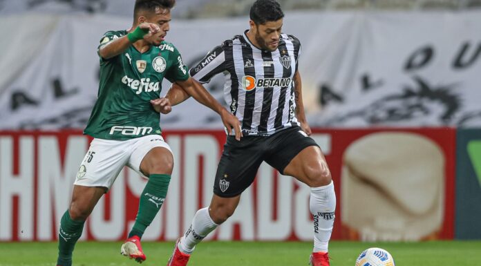 Gabriel Menino e Hulk disputam bola em jogo entre Palmeiras x Atlético-MG