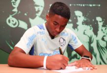 Assinatura do primeiro contrato profissional de Endrick, atacante da SE Palmeiras, na Academia de Futebol. (Foto: Fábio Menotti)