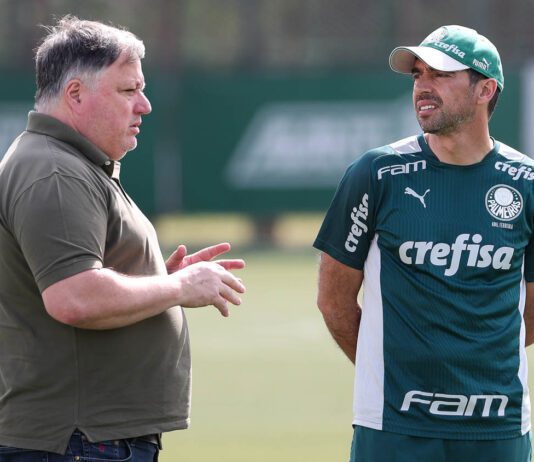 O diretor de futebol Anderson Barros e o técnico Abel Ferreira, da SE Palmeiras, durante treinamento, na Academia de Futebol. (Foto: César Greco)
