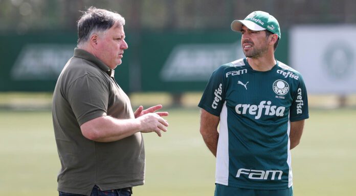 O diretor de futebol Anderson Barros e o técnico Abel Ferreira, da SE Palmeiras, durante treinamento, na Academia de Futebol. (Foto: César Greco)