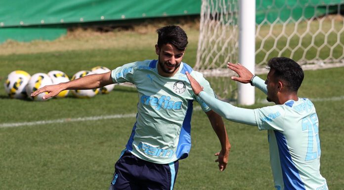 Os jogadores Flaco López e Gabriel Menino (D), da SE Palmeiras, durante treinamento, na Academia de Futebol. (Foto: Cesar Greco)