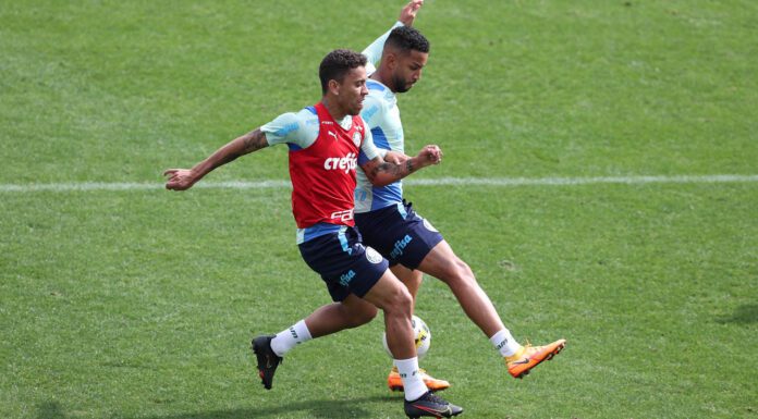 Os jogadores Marcos Rocha e Jorge, da SE Palmeiras, durante treinamento, na Academia de Futebol. (Foto: César Greco)