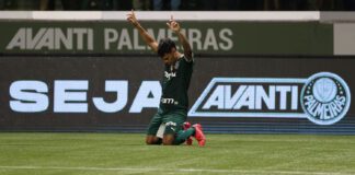 O jogador Gabriel Veron, da SE Palmeiras, comemora seu gol contra a equipe do Cuiabá EC, durante partida válida pela décima sétima rodada, do Campeonato Brasileiro, Série A, na arena Allianz Parque. (Foto: Cesar Greco)