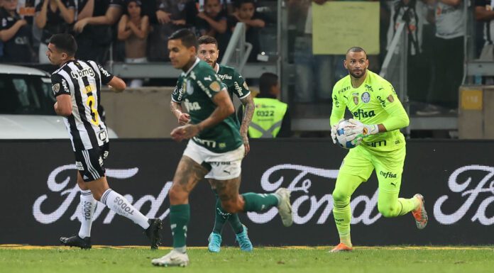 O goleiro Weverton, da SE Palmeiras, em jogo contra a equipe do C Atlético Mineiro, durante partida válida pelas quartas de final, ida, da Copa Libertadores, no Estádio Mineirão. (Foto: Cesar Greco)