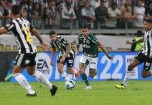 O jogador Dudu, da SE Palmeiras, disputa bola com o jogador Jair, do C Atlético Mineiro, durante partida válida pelas quartas de final, ida, da Copa Libertadores, no Estádio Mineirão. (Foto: Cesar Greco)