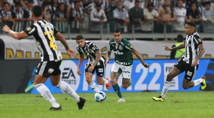 O jogador Dudu, da SE Palmeiras, disputa bola com o jogador Jair, do C Atlético Mineiro, durante partida válida pelas quartas de final, ida, da Copa Libertadores, no Estádio Mineirão. (Foto: Cesar Greco)