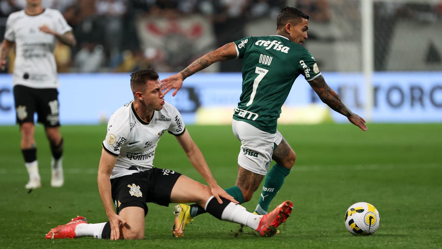 Corinthians vence o Goiás e empata com o Palmeiras na liderança do  Brasileirão - O Estado Online