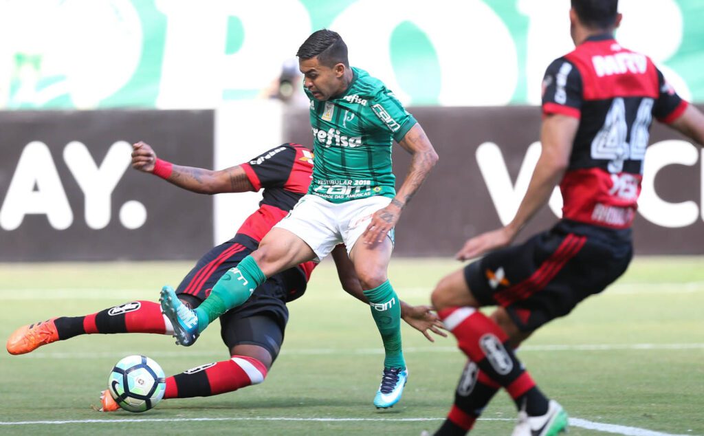 O jogador Dudu, da SE Palmeiras, disputa bola com o jogador Rafael Vaz, do CR Flamengo, durante partida válida pela trigésima quarta rodada, do Campeonato Brasileiro, Série A, na Arena Allianz Parque.