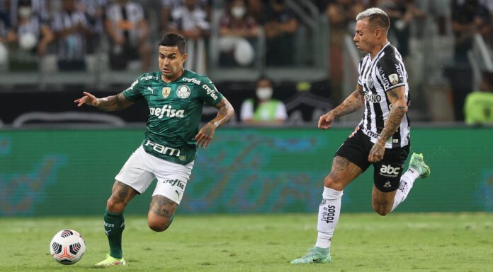 O jogador Dudu, da SE Palmeiras, disputa bola com o jogador Vargas, do C Atlético Mineiro, durante partida válida pelas semifinais, volta, da Copa Libertadores, no estádio Mineirão. (Foto: Cesar Greco)