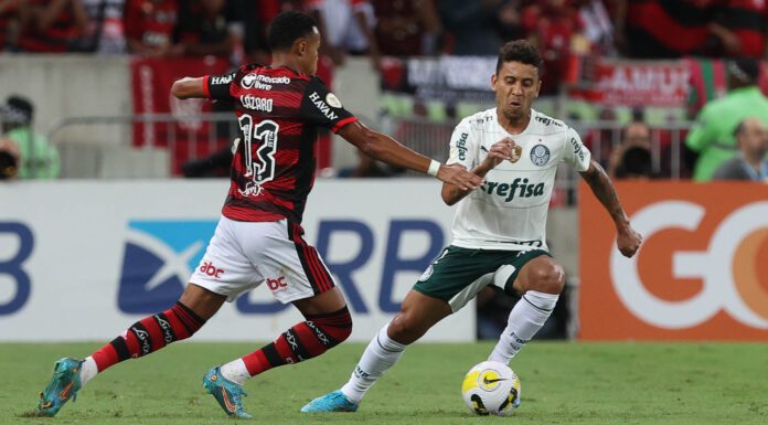 O jogador Marcos Rocha, da SE Palmeiras, disputa bola com o jogador Lazaro, do CR Flamengo, durante partida válida pela terceira rodada, do Campeonato Brasileiro, Série A, no Estádio do Maracanã. (Foto: Cesar Greco)