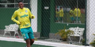 O jogador Mina, da SE Palmeiras, durante treinamento, na Academia de Futebol. (Foto: Cesar Greco / Fotoarena)