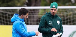 O técnico Abel Ferreira e o analista de desempenho Tiago Costa, da SE Palmeiras, durante treinamento, na Academia de Futebol. (Foto: César Greco)