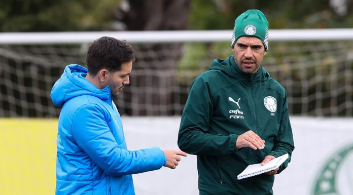 O técnico Abel Ferreira e o analista de desempenho Tiago Costa, da SE Palmeiras, durante treinamento, na Academia de Futebol. (Foto: César Greco)