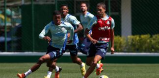 Os jogadores Vanderlan e Thauan (D), da SE Palmeiras, durante treinamento, na Academia de Futebol. (Foto: Cesar Greco)
