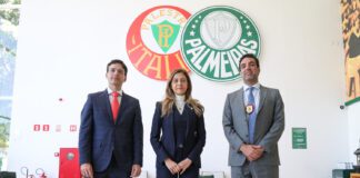 A presidente Leila Pereira (centro) recebeu os delegados Percival Alcântara (à esquerda) e Cesar Saad na Academia de Futebol (Foto: Fabio Menotti/Palmeiras)