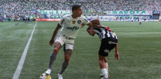 O jogador Dudu, da SE Palmeiras, disputa bola com o jogador Rubens, do C Atlético Mineiro, durante partida válida pela nona rodada, do Campeonato Brasileiro, Série A, na arena Allianz Parque. (Foto: Cesar Greco)