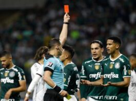 O jogador Murilo, da SE Palmeiras, recebe cartão vermelho após cometer falta em Vitor Roque, do Athletico-PR, no jogo de volta da semifinal da Libertadores, no Allianz Parque. (Foto: Ricardo Moreira/Getty Imagens)