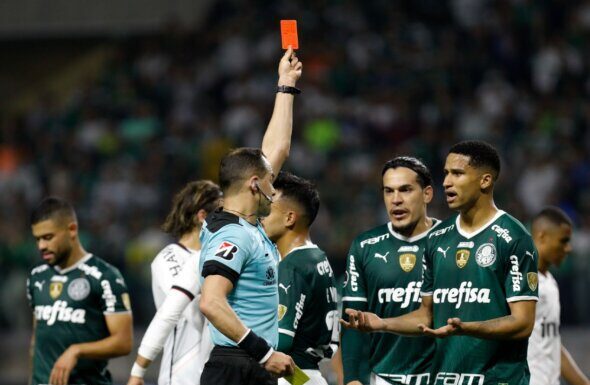 O jogador Murilo, da SE Palmeiras, recebe cartão vermelho após cometer falta em Vitor Roque, do Athletico-PR, no jogo de volta da semifinal da Libertadores, no Allianz Parque. (Foto: Ricardo Moreira/Getty Imagens)