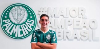O meia Figueiredo, de apenas 16 anos, assinou contrato profissional com o Palmeiras.