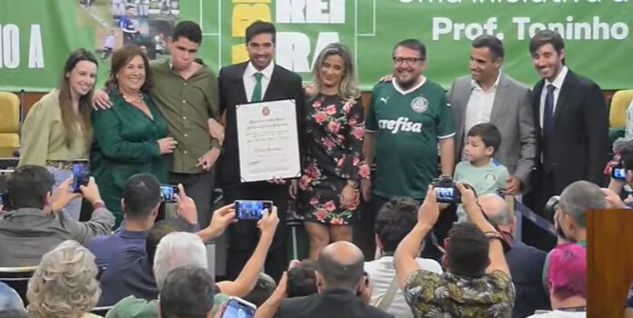 O técnico Abel Ferreira, da SE Palmeiras, durante solenidade na Câmara Municipal de São Paulo recebendo o título de Cidadão Paulistano. (Foto: Reprodução)