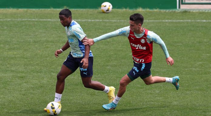 Os jogadores Endrick e Eduard Atuesta (D), da SE Palmeiras, durante treinamento, na Academia de Futebol. (Foto: Cesar Greco)