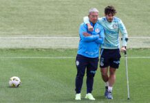 O fisioterapeuta Marcelo Gondo e o jogador Raphael Veiga (D), da SE Palmeiras, durante treinamento, na Academia de Futebol. (Foto: Cesar Greco)