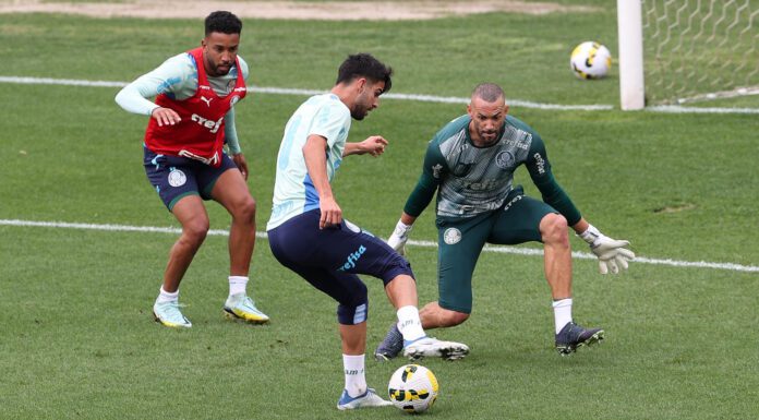 Os jogadores Jorge e Flaco López e o goleiro Weverton (E/D), da SE Palmeiras, durante treinamento, na Academia de Futebol. (Foto: Cesar Greco)