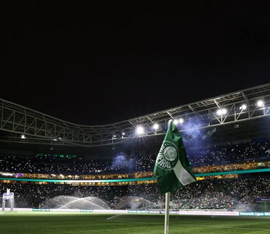 Show de luzes em jogo entre as equipes da SE Palmeiras e EC Juventude, durante partida válida pela vigésima sexta rodada, do Campeonato Brasileiro, Série A, na arena Allianz Parque. (Foto: Cesar Greco)
