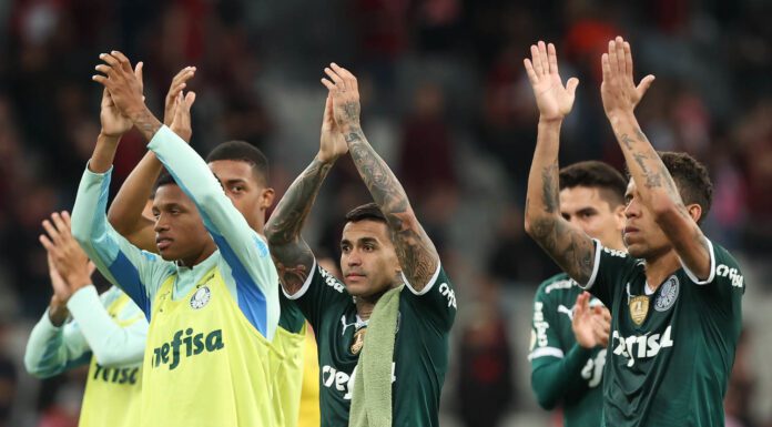 Jogadores da SE Palmeiras comemorando a vitória sobre o Athletico-PR, pela Série A do Campeonato Brasileiro, na Arena da Baixada. (Foto: César Greco)