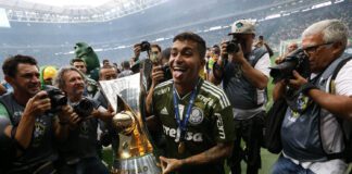 O jogador Dudu, da SE Palmeiras, comemora a conquista do Campeonato Brasileiro, Série A, após jogo contra a equipe do EC Vitória, partida valida pela trigésima oitava rodada, na Arena Allianz Parque.