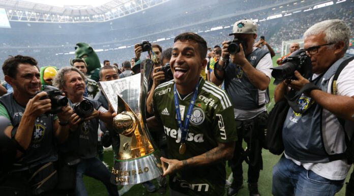 O jogador Dudu, da SE Palmeiras, comemora a conquista do Campeonato Brasileiro, Série A, após jogo contra a equipe do EC Vitória, partida valida pela trigésima oitava rodada, na Arena Allianz Parque.