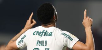 O jogador Murilo, da SE Palmeiras, comemorando seu gol na partida contra o Atlético-GO, pela Série A do Campeonato Brasileiro, no Estádio Antônio Accioly, em Goiânia. (Foto: César Greco)