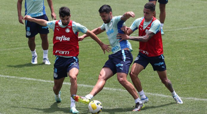 Os jogadores Flaco López, Luan e Giovani (E/D), da SE Palmeiras, durante treinamento, na Academia de Futebol. (Foto: Cesar Greco)
