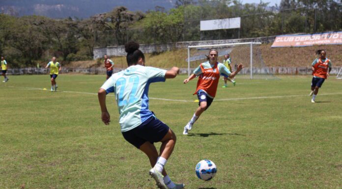 Time Feminino do Palmeiras realizando primeiro treino, no Equador (Foto: Giovanna Morales/Palmeiras)