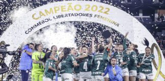 Elenco do Palmeiras comemorando o título da Libertadores FEM (Staff Images Woman/CONMEBOL)