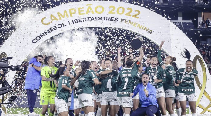 Elenco do Palmeiras comemorando o título da Libertadores FEM (Staff Images Woman/CONMEBOL)