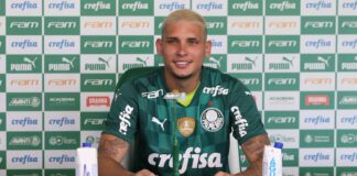 O jogador Rafael Navarro é apresentado como mais novo atleta da SE Palmeiras, na Academia de Futebol. (Foto: Cesar Greco)