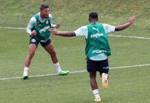 Os jogadores Rony e Endrick (D), da SE Palmeiras, durante treinamento, na Academia de Futebol. (Foto: Cesar Greco)