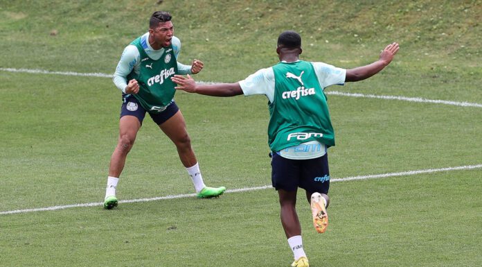 Os jogadores Rony e Endrick (D), da SE Palmeiras, durante treinamento, na Academia de Futebol. (Foto: Cesar Greco)