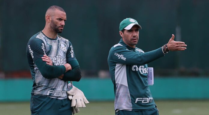 O goleiro Weverton e o treinador Abel Ferreira, da SE Palmeiras, durante treinamento, na Academia de Futebol. (Foto: César Greco)