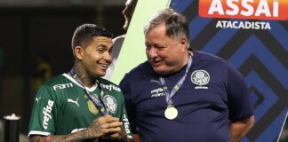 O jogador Dudu e o diretor de futebol Anderson Barros, da SE Palmeiras, comemoram a conquista do Campeonato Brasileiro, Série A, após jogo contra o América-MG, no Allianz Parque. (Foto: César Greco)