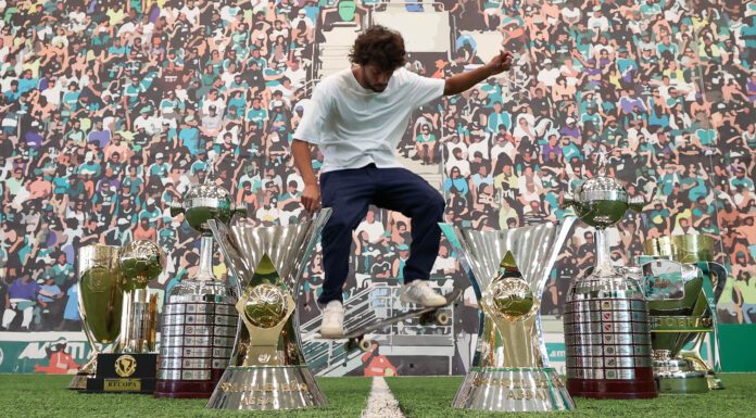 O jogador Gustavo Scarpa, da SE Palmeiras, é homenageado com sessão de fotos com os troféus conquistados pela sua passagem no clube, na Academia de Futebol. (Foto: Cesar Greco)