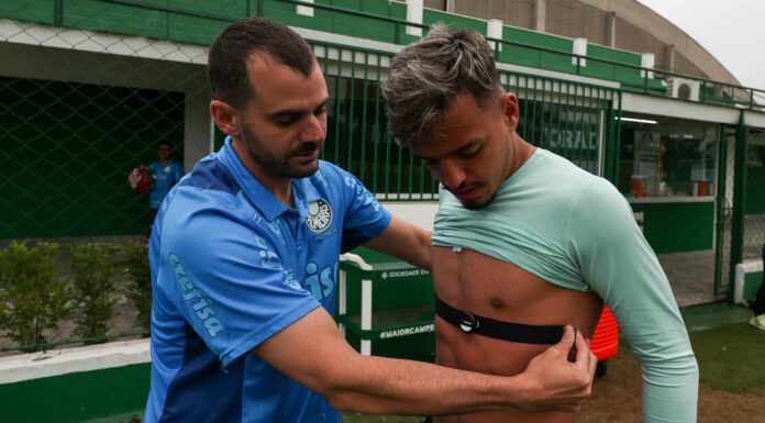 O fisiologista Vinicius Ponzio e o jogador Gabriel Menino (D), da SE Palmeiras, durante treinamento, na Academia de Futebol. (Foto: Cesar Greco)