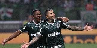 Os jogadores Endrick e Dudu, da SE Palmeiras, comemorando gol contra a equipe do Fortaleza, pela Série A do Campeonato Brasileiro, no Allianz Parque. (Foto: César Greco)