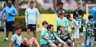 Os jogadores da SE Palmeiras e algumas crianças que acompanharam o treinamento do clube, na Academia de Futebol. (Foto: César Greco)