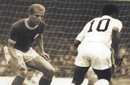 Ademir da Guia, ídolo do Palmeiras, e Pelé, durante uma partida de futebol. (Foto: Reprodução)