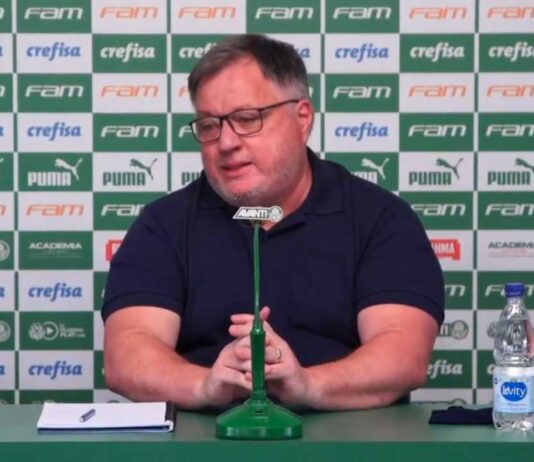 Anderson Barros, executivo de futebol do Palmeiras, concede entrevista na Academia de Futebol