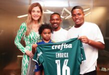 Endrick e sua família estiveram na Academia de Futebol para a finalização do acordo. (Foto: Fábio Menotti)