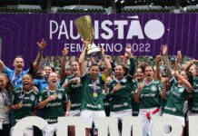 Jogadoras da SE Palmeiras celebram a conquista do Paulistão Feminino, após vitória diante do Santos, no Allianz Parque. (Foto: Fábio Menotti)